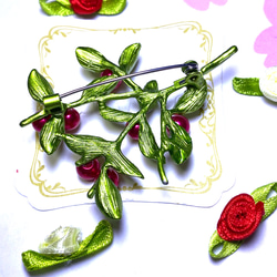 　109〜花シリーズ‼️赤い実をつけたおしゃれなブローチA 5枚目の画像