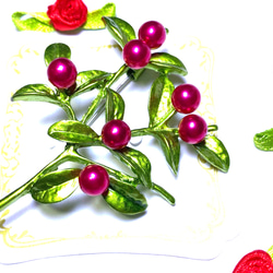 　109〜花シリーズ‼️赤い実をつけたおしゃれなブローチA 1枚目の画像