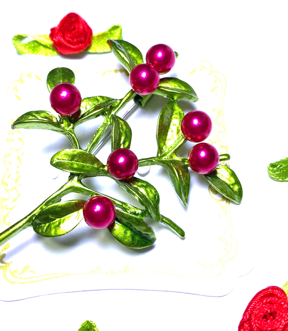 　109〜花シリーズ‼️赤い実をつけたおしゃれなブローチA 1枚目の画像