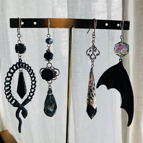 Gothic Wednesday ゴシック 黒蛇 黒薔薇 ブラックガラスドロップ