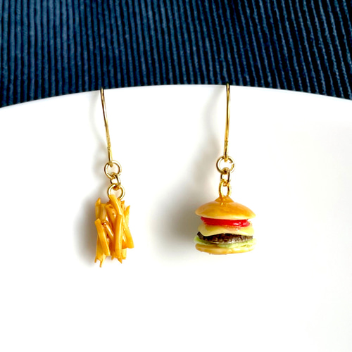 選べる金具☆【ミニチュアフード】山盛りポテトとハンバーガーのピアス