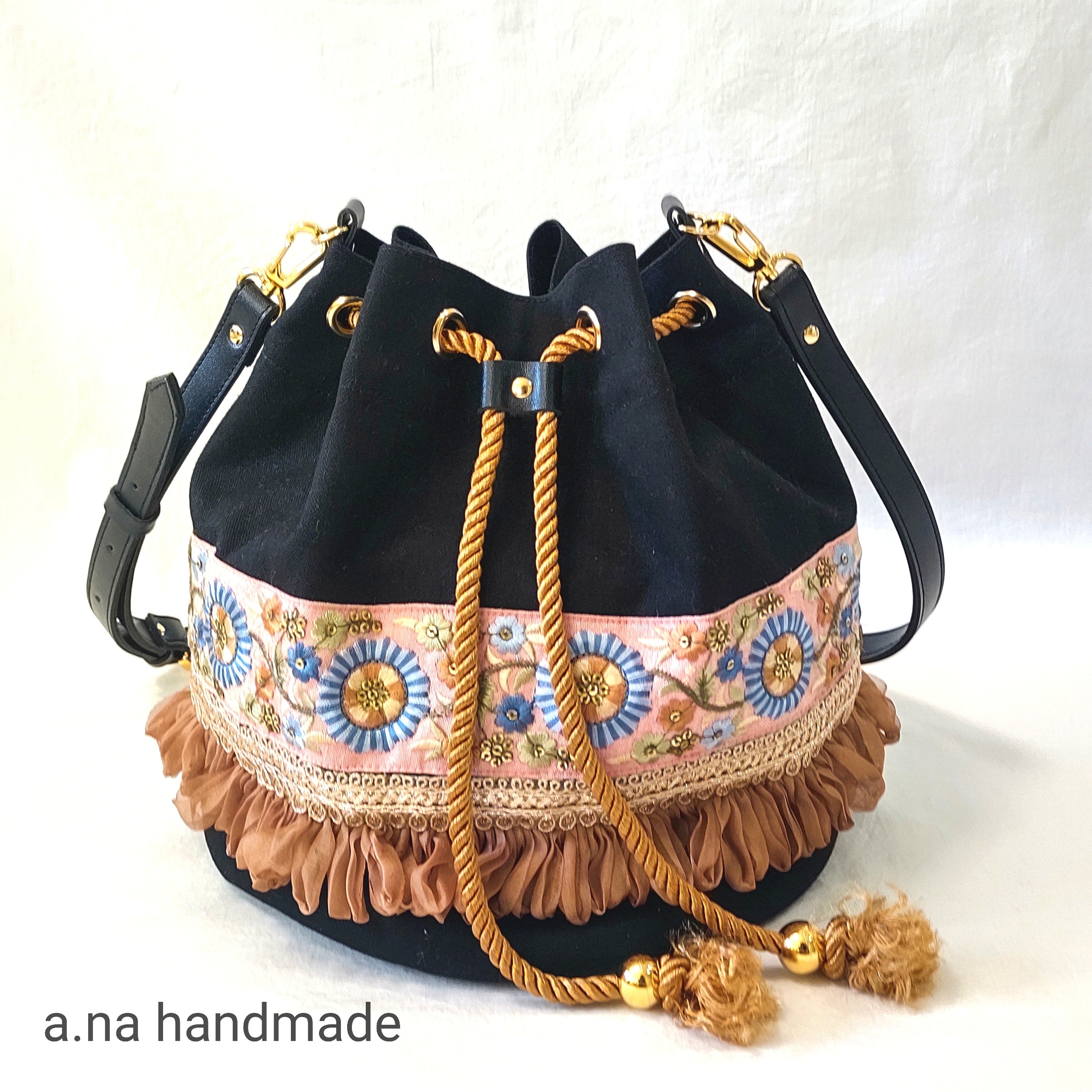 ロラライハリス♡ブルーWデニム♡刺繍の丸底巾着バッグ♡ ロラライハリス♡ブルーWデニム♡刺繍の丸底巾着バッグ♡