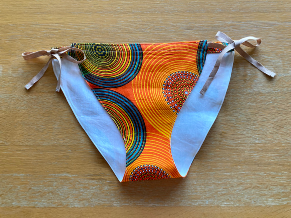 手縫いの冷えとりパンツ〜明るいAfricanプリントとサテンシルク〜 1枚目の画像