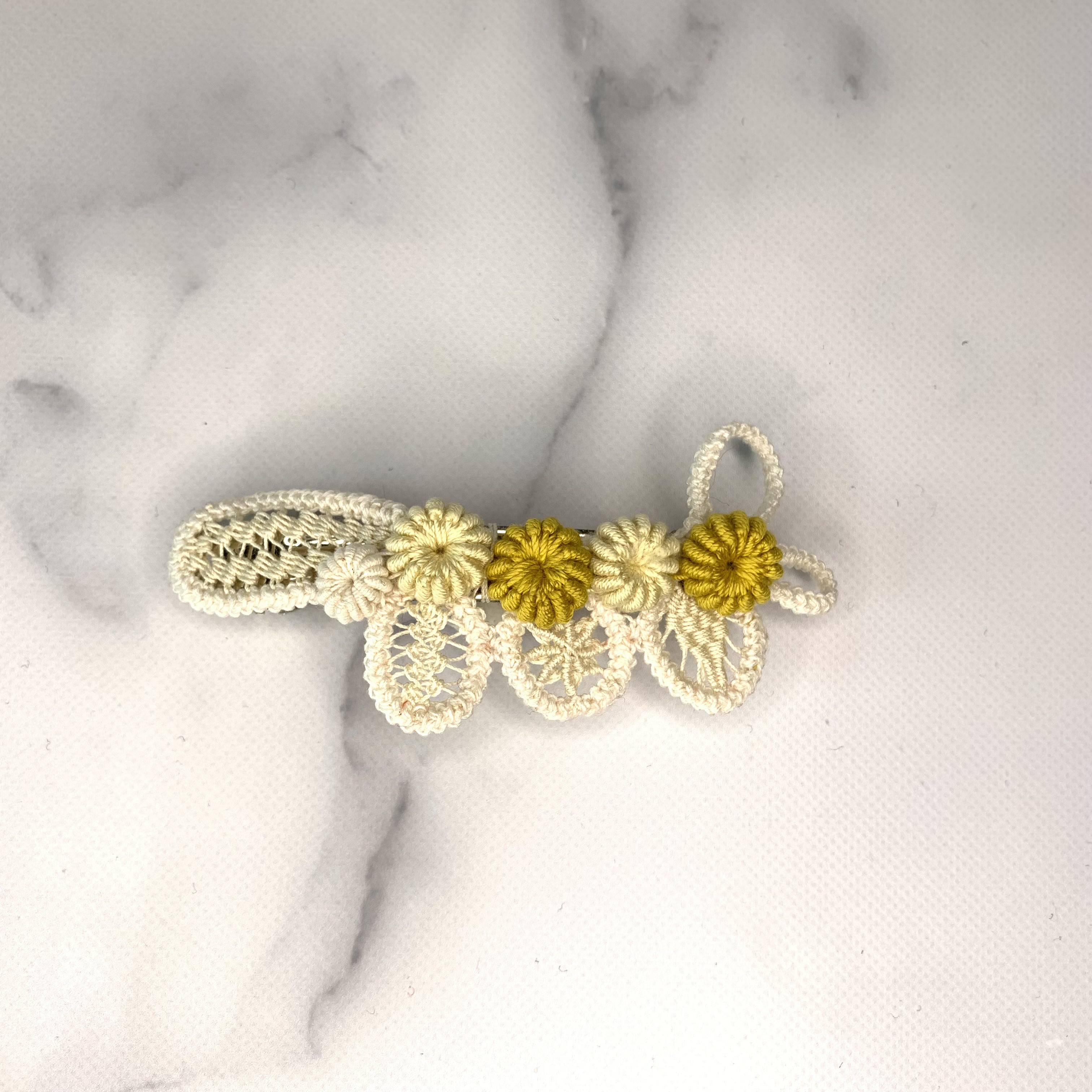 受注販売　ミモザのバレッタ　7cm  イエロー　刺繍　レモン色　春　お出かけ　ルーマニア 　　ミモザ2026