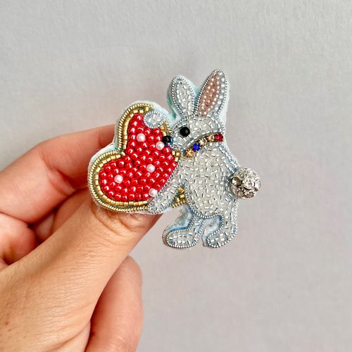 ハンドメイド　ビーズ刺繍 ブローチ　ハート ハート ビーズ刺繍 ワッペン ブローチ