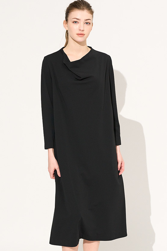 【裏起毛】ブラック　長め丈ドレープドネックワンピース