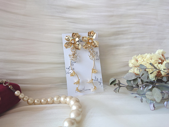 メタルフラワー×花びらチャームのブライダル2wayピアス/2wayイヤリング※アレルギー対応可(サージカルステンレス) 3枚目の画像