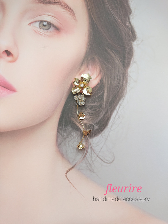 メタルフラワー×花びらチャームのブライダル2wayピアス/2wayイヤリング※アレルギー対応可(サージカルステンレス) 2枚目の画像