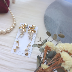 メタルフラワー×花びらチャームのブライダル2wayピアス/2wayイヤリング※アレルギー対応可(サージカルステンレス) 1枚目の画像