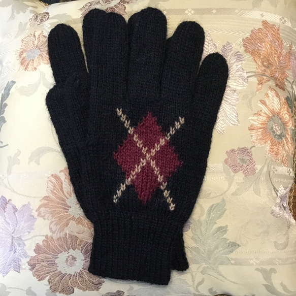 【黒最終1点】【現品限り】(紳士用)アルパカ混の上質な毛糸で丁寧に編んだアーガイル模様の手編みの手袋 1枚目の画像