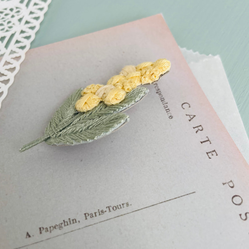 受注制作］ミモザの刺繍ブローチ ブローチ capriccio 通販 15227395