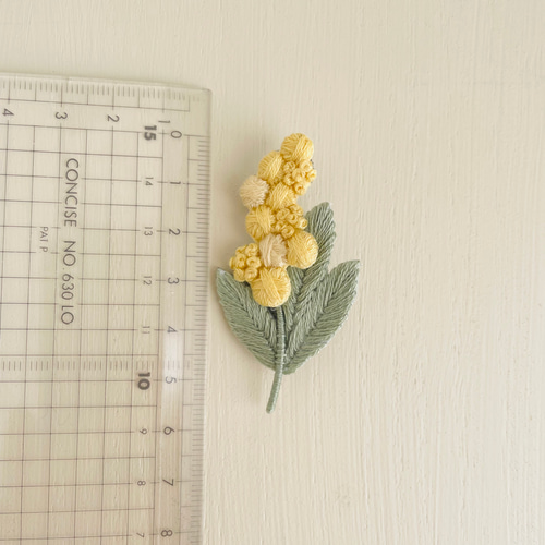 受注制作］ミモザの刺繍ブローチ ブローチ capriccio 通販 15227395