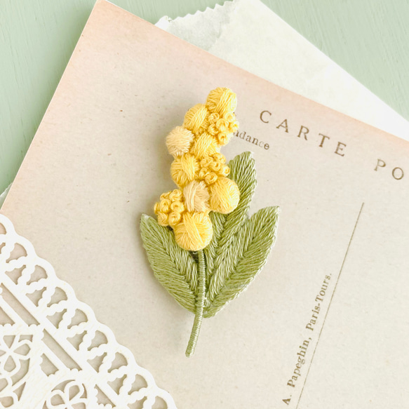 受注制作］ミモザの刺繍ブローチ ブローチ capriccio 通販 15227395
