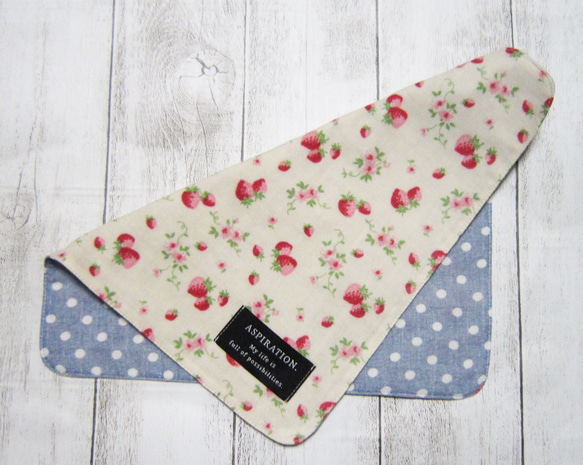 大人のガーゼハンカチ☆いちご・クリーム・ピンク花（24㎝×24㎝） 3枚目の画像