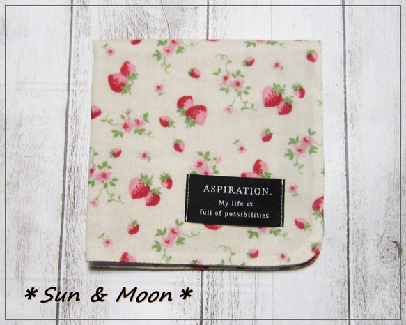 大人のガーゼハンカチ☆いちご・クリーム・ピンク花（24㎝×24㎝） 1枚目の画像