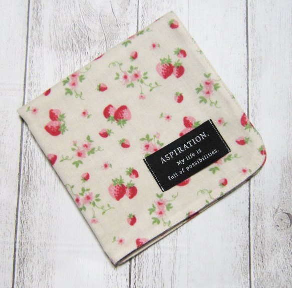 大人のガーゼハンカチ☆いちご・クリーム・ピンク花（24㎝×24㎝） 2枚目の画像