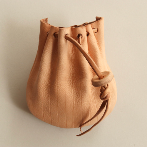 ヌメ革の巾着袋 ポーチ 草木染レザーSou-no-Iro 通販 15227502｜Creema