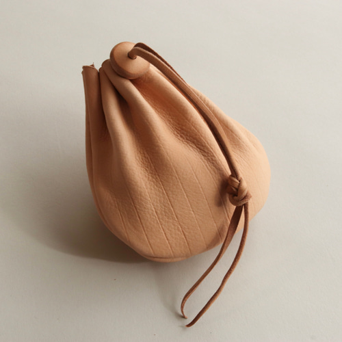 ヌメ革の巾着袋 ポーチ 草木染レザーSou-no-Iro 通販 15227502｜Creema