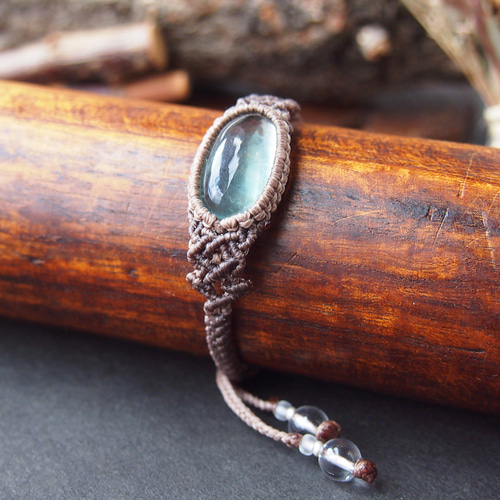 グリーンフローライトのマクラメブレスレット 「phinaamの精霊廟