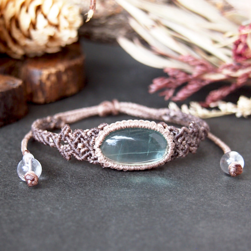 フローライト　マクラメブレスレット グリーンフローライトのマクラメブレスレット 「phinaamの精霊廟