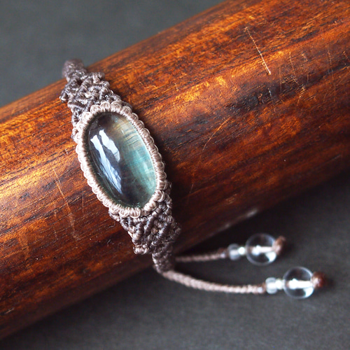 グリーンフローライトのマクラメブレスレット 「phinaamの精霊廟