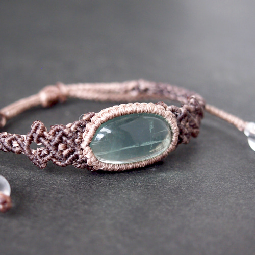 フローライト　マクラメブレスレット グリーンフローライトのマクラメブレスレット 「phinaamの精霊廟