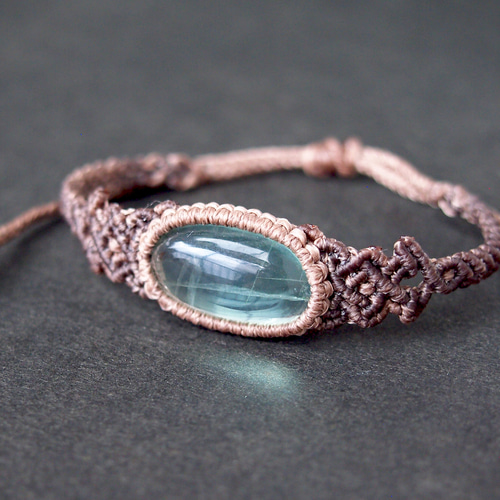 グリーンフローライトのマクラメブレスレット 「phinaamの精霊廟