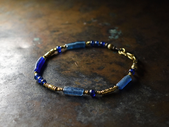 帶羅馬玻璃的藍色古董珠子，克倫部落手鐲 第1張的照片