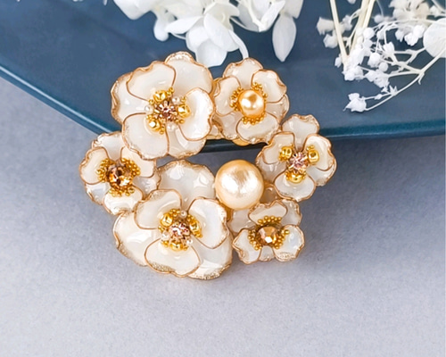 anemone * モノトーン Gold Flowers コットンパール ブローチ NA-MIA ...