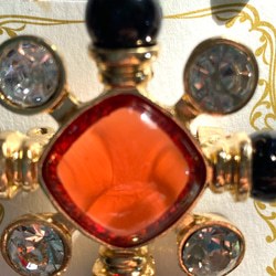 118〜結晶の形をして、オレンジ色のひし形の周りにクリスタルダイヤと，墨色の珠をつけたブローチA 2枚目の画像