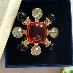 118〜結晶の形をして、オレンジ色のひし形の周りにクリスタルダイヤと，墨色の珠をつけたブローチA 7枚目の画像
