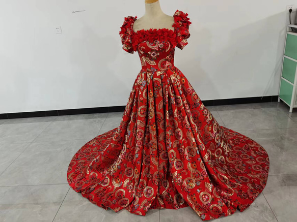 クラシカル 赤ドレス アンティークなドレス 編み上げ 抜群のおしゃれ見え 2次会/前撮り 1枚目の画像