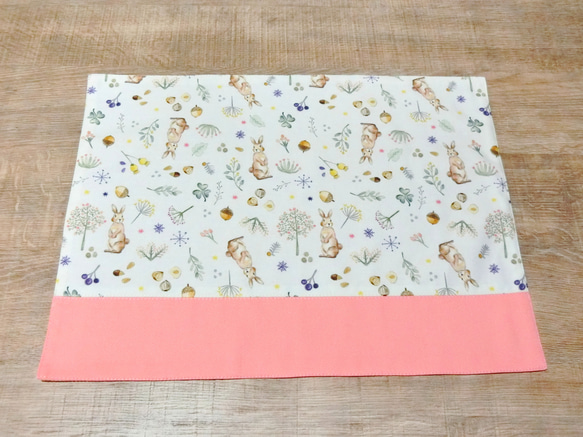 北欧柄・ミルキーラビット・サーモンピンク　30㎝×40㎝　ランチョンマット 1枚目の画像