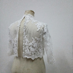 優雅的核桃鈕扣高領 3/4 袖蕾絲波麗羅上衣婚紗 第5張的照片