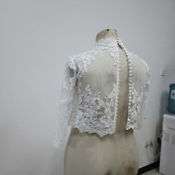 優雅的核桃鈕扣高領 3/4 袖蕾絲波麗羅上衣婚紗 第6張的照片