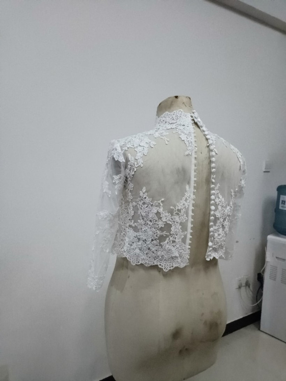 優雅的核桃鈕扣高領 3/4 袖蕾絲波麗羅上衣婚紗 第6張的照片