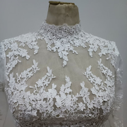 優雅的核桃鈕扣高領 3/4 袖蕾絲波麗羅上衣婚紗 第2張的照片
