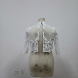 優雅的核桃鈕扣高領 3/4 袖蕾絲波麗羅上衣婚紗 第3張的照片