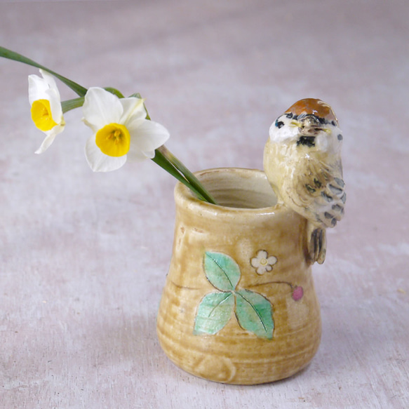 スズメの一輪挿し （陶器の小鳥オブジェ） 一輪挿し・花瓶・花器