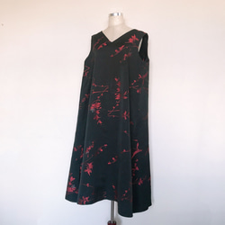 着物リメイク Vネックロングワンピース 両スリット 衣装 和ドレス リボン 和柄 黒赤 M～LL （N41103) 7枚目の画像