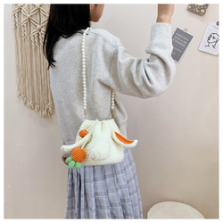 【受注製作】うさぎ巾着型編みバッグ　パールチェーン2種類付き　耳色オレンジ 3枚目の画像