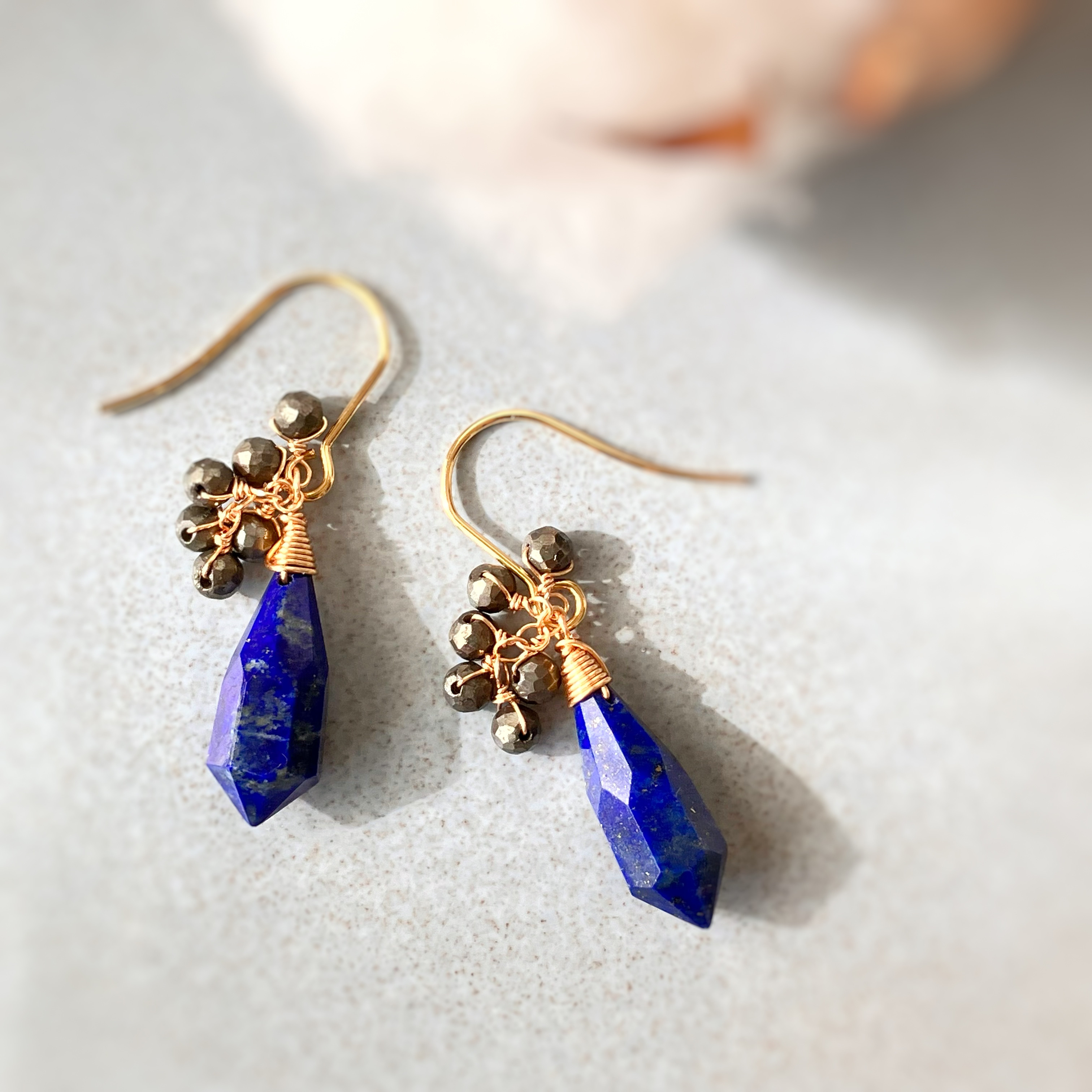 天然石 と ワイヤーワーク フラワー の ポスト ピアス ラピスラズリ