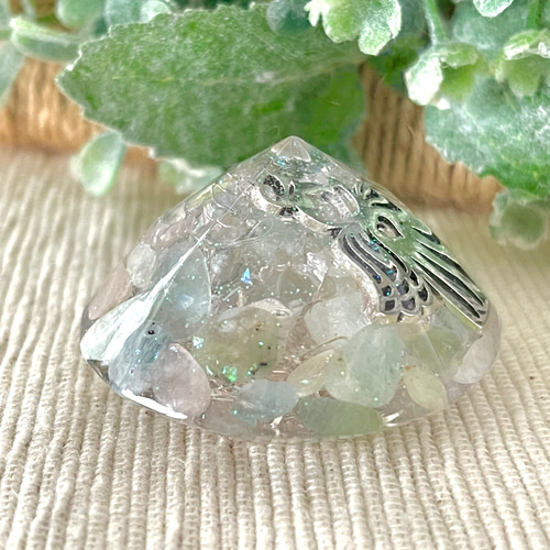 癒しのオルゴナイト❤️エメラルド＋ペリドットのハート型♡ 花