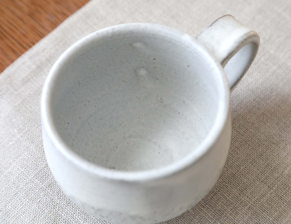 黒御影土と白マット釉のころんと丸いマグカップ ＊ １ 5枚目の画像