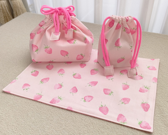 ハンドメイド＊リボンのお弁当袋ランチョンマット＊いちご・ピンク×ピンク水玉 ハンドメイド＊リボンのお弁当袋ランチョンマット＊いちご