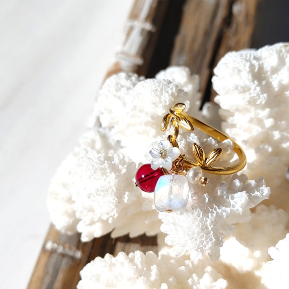 ❁Blood red Dainty ring 14kgf❁ 拘りのモザンビーク産ガーネット＆レインボームーンストーン 2枚目の画像