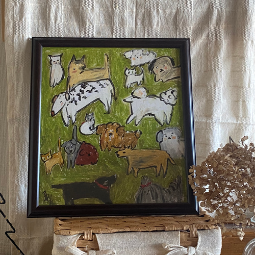 絵画 。壁掛け絵原画【晴れて草の上で楽しく遊んでいる猫と犬たち