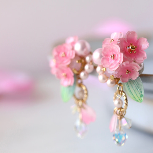 印象のデザイン 桜しゃらりん*bijouのピアス／イヤリング 花、ピンク、春 イヤリング・ノンホールピアス