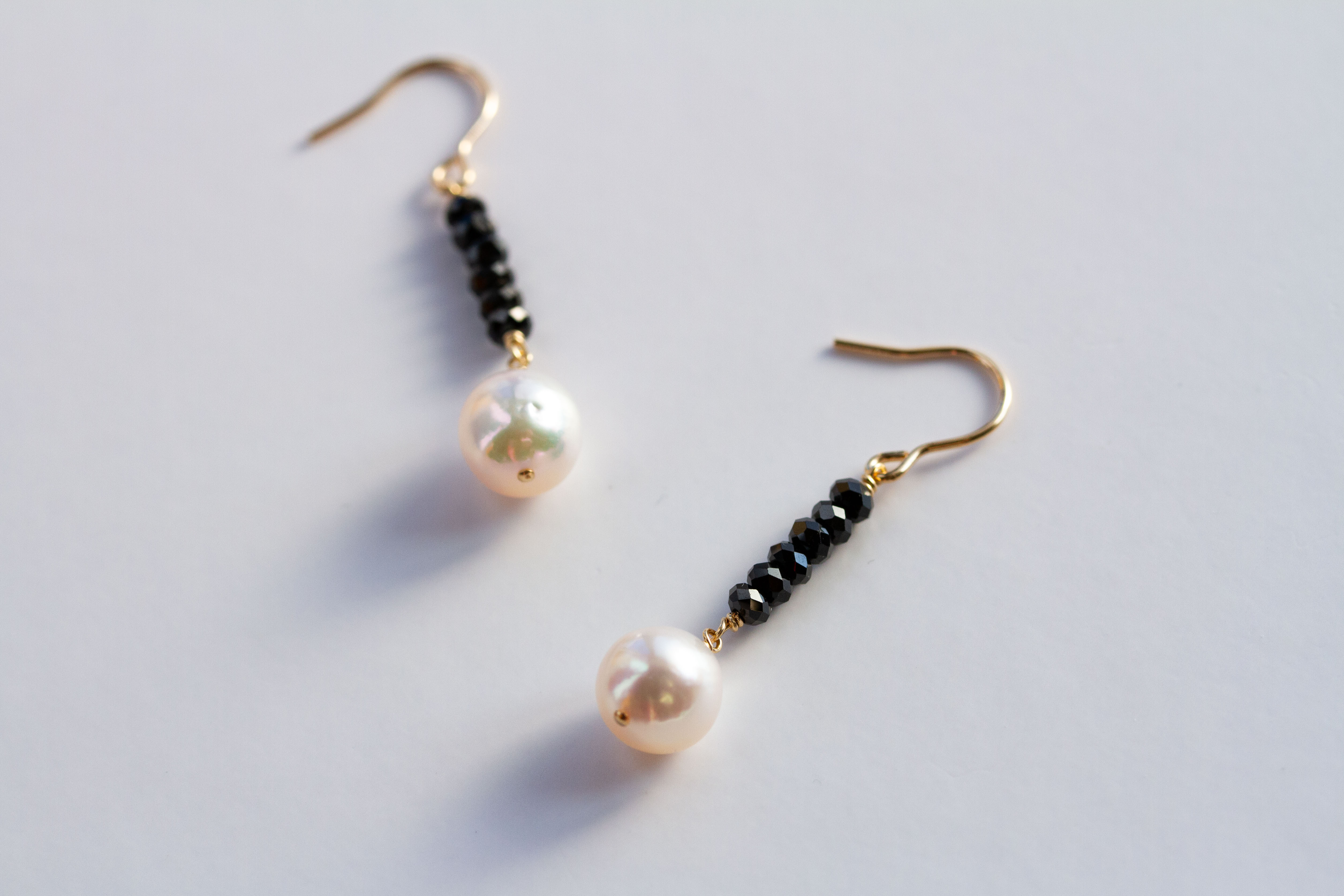 ブラックスピネルバーとバロックあこや真珠のフックピアス　14KGF