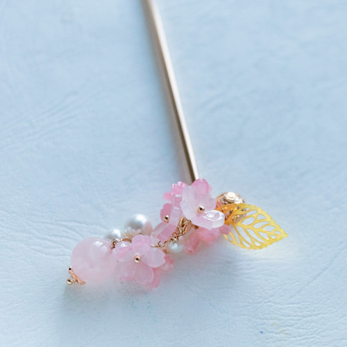 ゆらゆら揺れる桜と天然石のかんざし 鈴付き さくら 和装髪飾り ゆらゆら揺れる桜と天然石のかんざし 鈴付き さくら 和装髪飾り